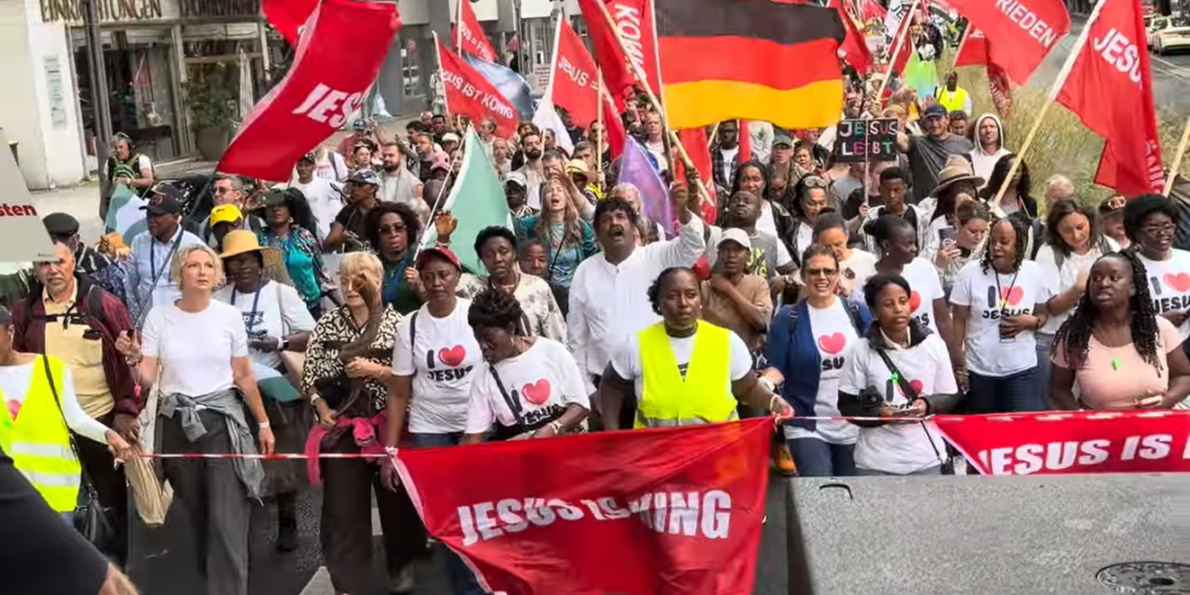 Milhares de cristãos marchando em Berlim durante a Marcha para Jesus