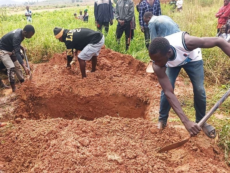 Fazendeiro nigeriano assustado observa campo de cultivo vazio ao entardecer em Plateau State.