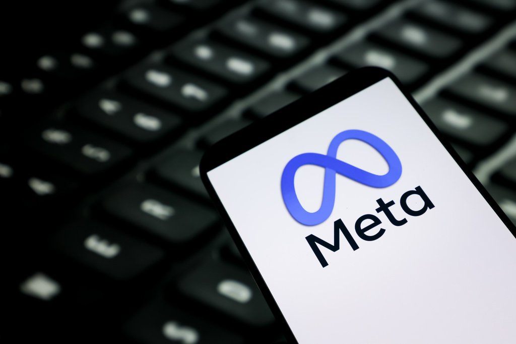 Advogado lendo documentos em tribunal durante processo contra gigante de tecnologia