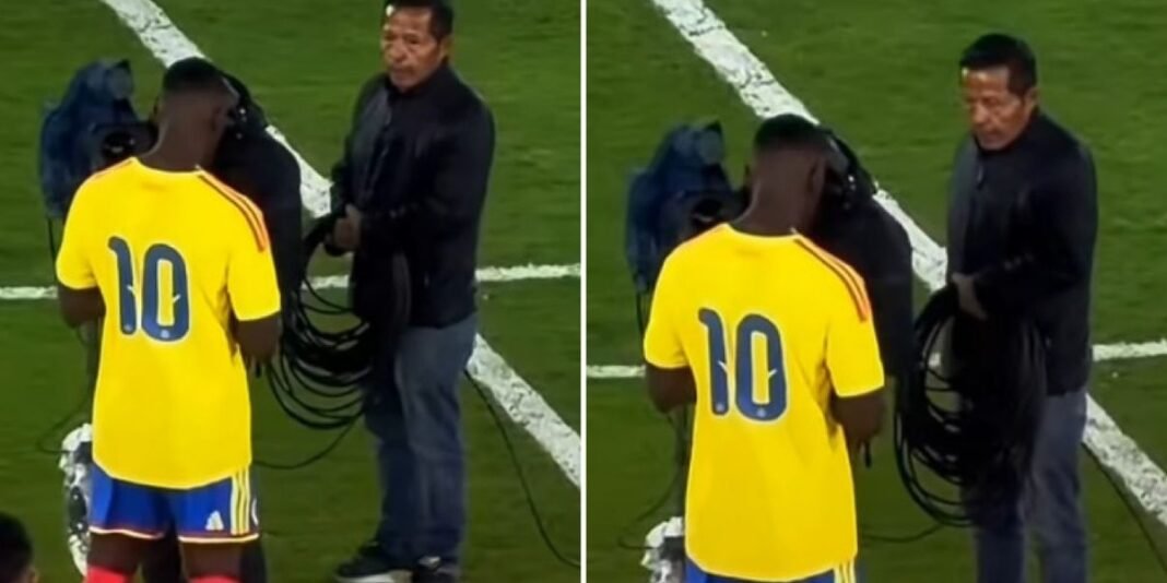 Milhares de pessoas em um estádio de futebol orando juntas por vítimas de terremoto na Colômbia.