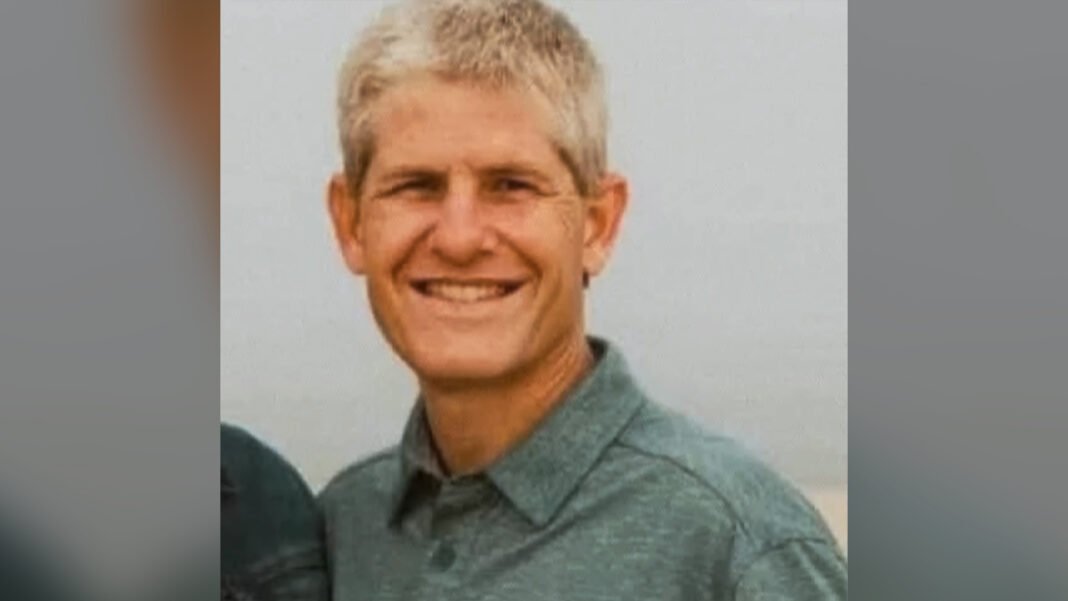 Missionário americano Kevin Rideout sendo recebido por autoridades americanas após sua libertação.