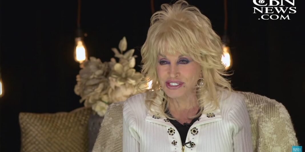 Dolly Parton sorrindo em um palco iluminado
