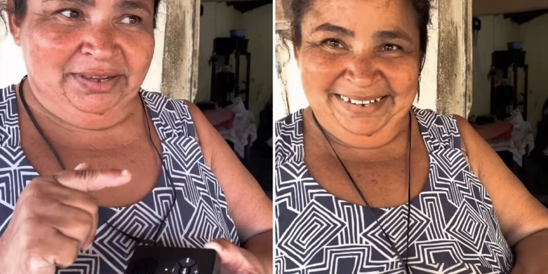 Mulher idosa no sertão do Ceará ouve atentamente a Bíblia em áudio em um pequeno gravador.