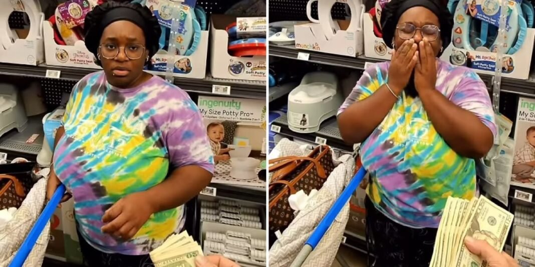Mulher emocionada recebe dinheiro de um desconhecido em um supermercado