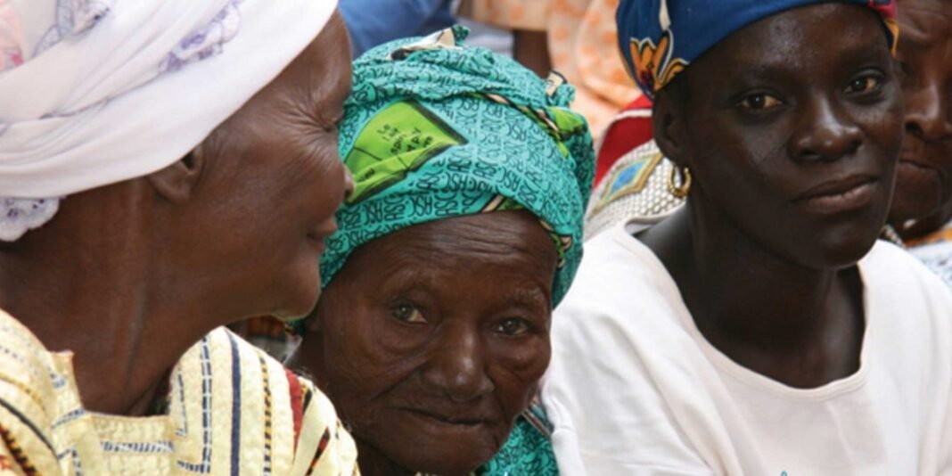 Mulheres haitianas aprendendo culinária em um centro de treinamento, demonstrando esperança e resiliência.