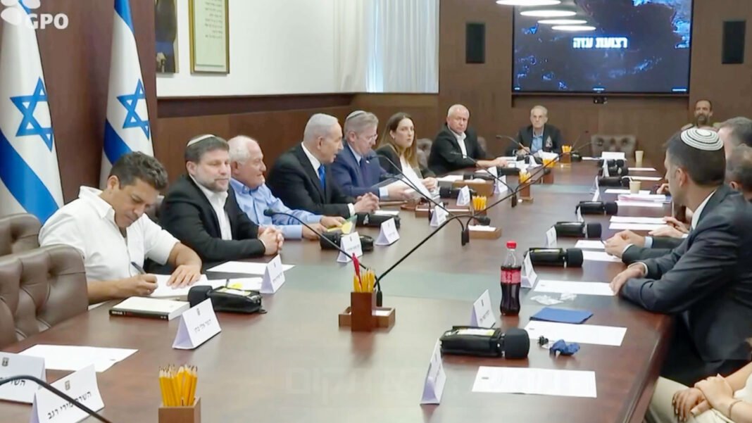 Primeiro-ministro de Israel, Benjamin Netanyahu, discursa em reunião de gabinete de segurança em Jerusalém.