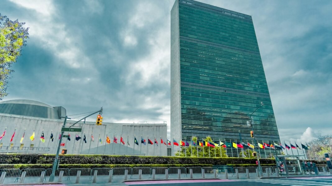 Diplomatas reunidos na ONU discutindo políticas internacionais.