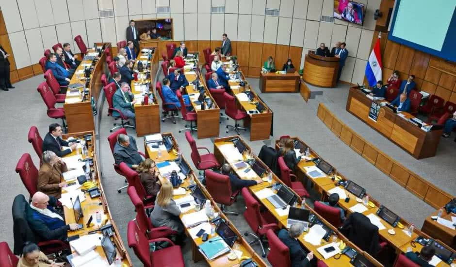 Senadores do Paraguai em sessão legislativa aprovando projeto de lei.