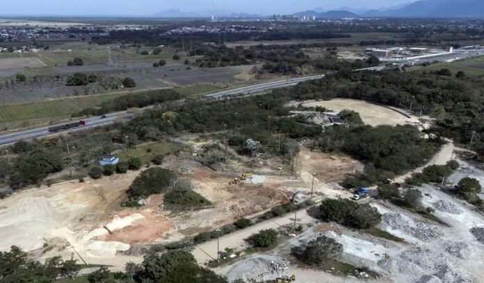 Vista aérea do canteiro de obras do Parque Terra Prometida em Santa Cruz, Rio de Janeiro, evidenciando a escala da construção.