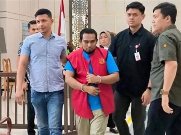 Pastor Dedi Saputra em frente a um tribunal na Indonésia.