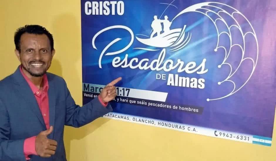 Cena de crime em construção em Catacamas, Honduras, com motocicletas abandonadas e fita de isolamento policial.