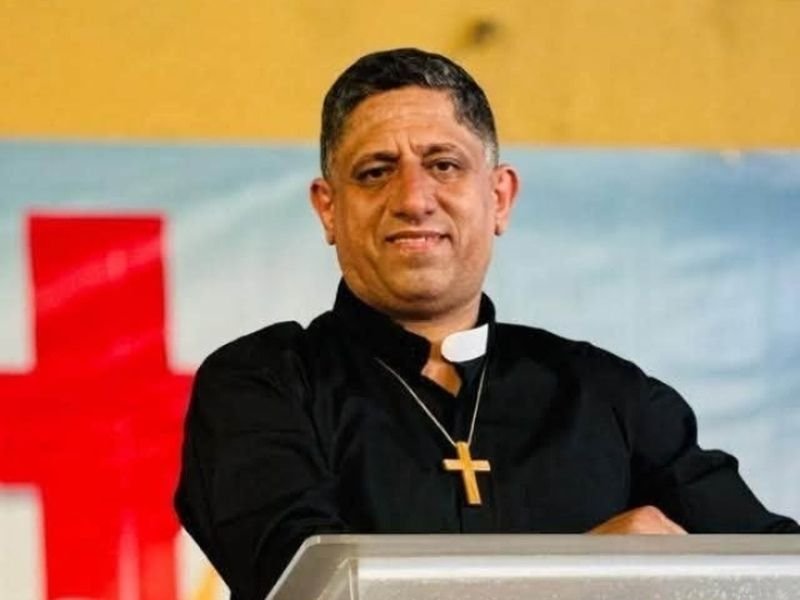Pastor Nihad Hassan sorri levemente após ser libertado de prisão na Síria, em Beirute, Líbano.