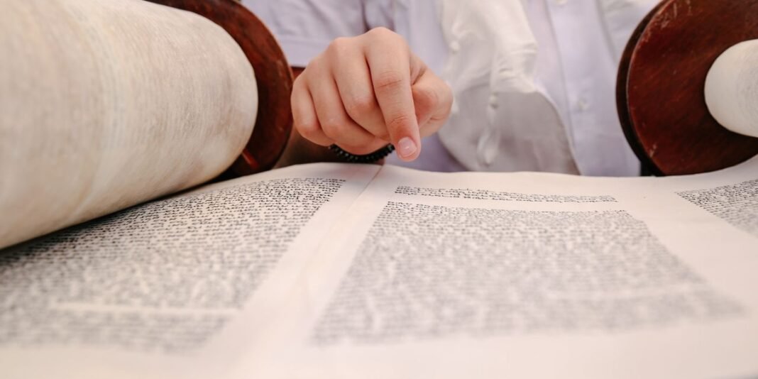 Pastor Joel Engel explicando o significado do Yom Kippur durante um sermão.