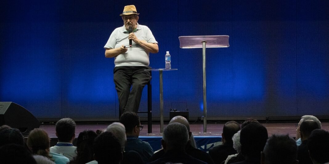 Teólogo Luiz Sayão palestrando sobre a estratégia missionária de Paulo em um congresso de arqueologia bíblica.