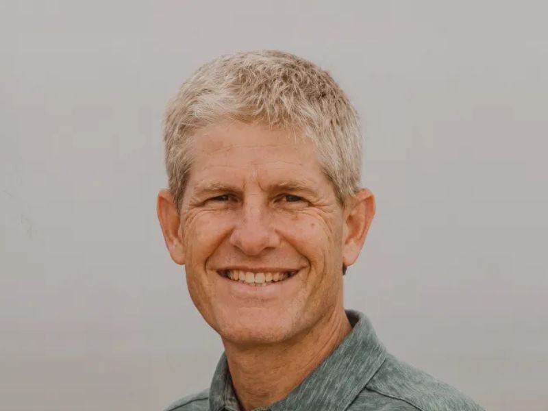Piloto missionário americano Kevin Rideout sendo recebido por oficiais após ser libertado no Níger.