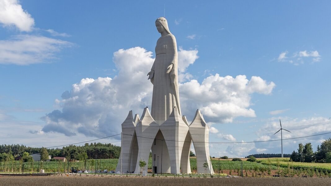 Colossal estátua da Virgem Maria na Polônia, maior que o Cristo Redentor.