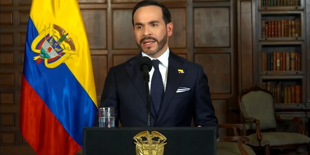 Presidente da Colômbia em cerimônia de posse com elementos religiosos