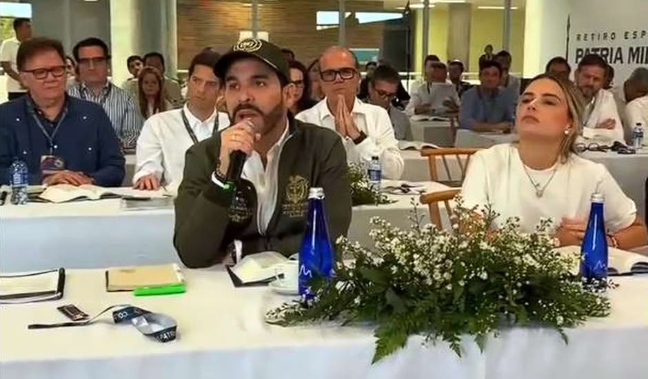 Presidente eleito da Colômbia, Abelardo De La Espriella, entrega Bíblias personalizadas a membros do seu gabinete durante retiro espiritual.