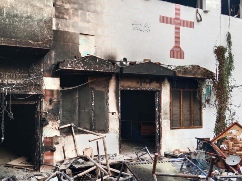 Fachada de igreja danificada em Jaranwala, Paquistão, após ataques