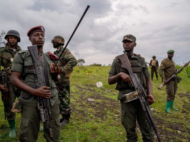 Representantes do governo da RDC e da aliança rebelde M23 em negociações de paz em Genebra, com mediadores internacionais.