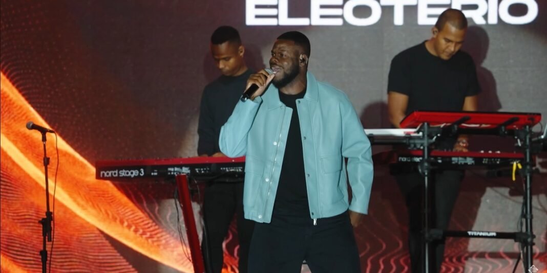 Samuel Eleoterio tocando violão durante a gravação do single 'Vai na Marcha'