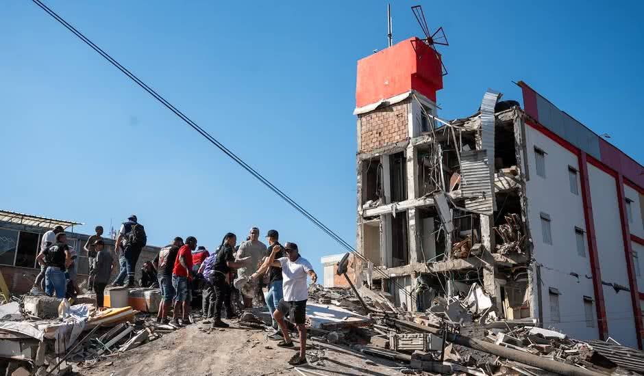 Rua em Cali, Colômbia, com edifícios danificados após terremoto.