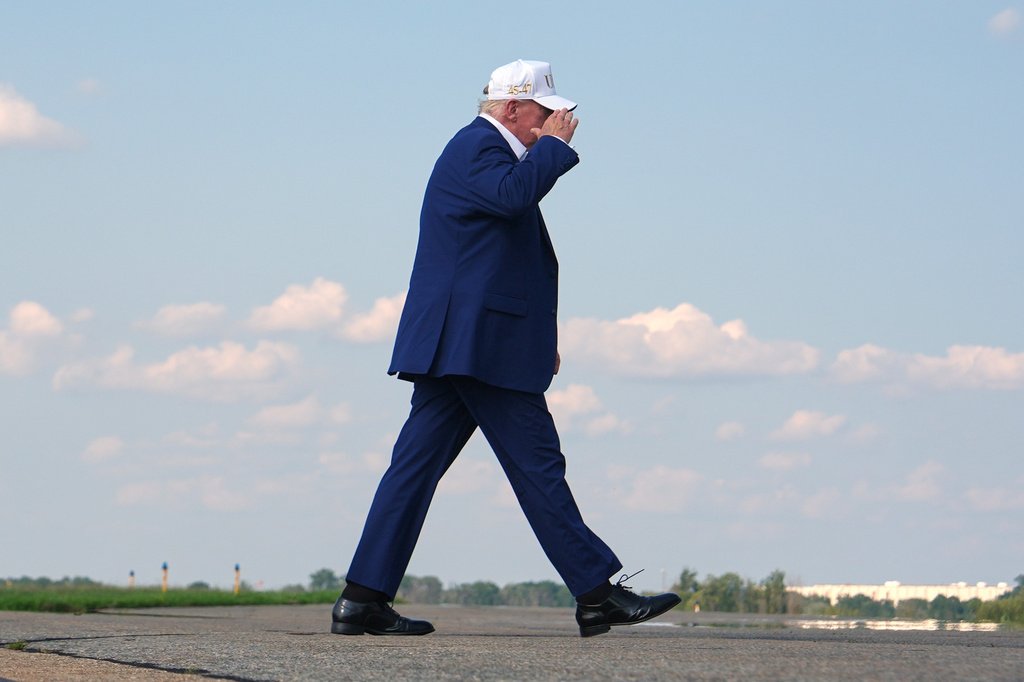 Presidente Donald Trump exige reparações do Irã e destaca laços com Israel.
