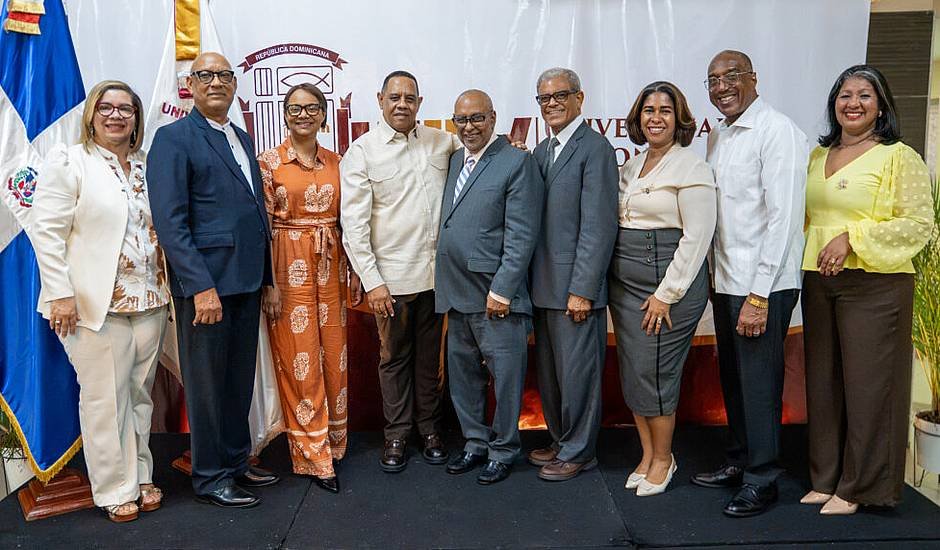 Reitor da UNEV celebra 40 anos de universidade com autoridades e estudantes.