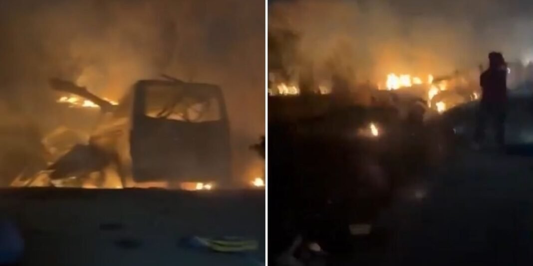 Micro-ônibus em chamas após colisão fatal com caminhão no Zimbábue