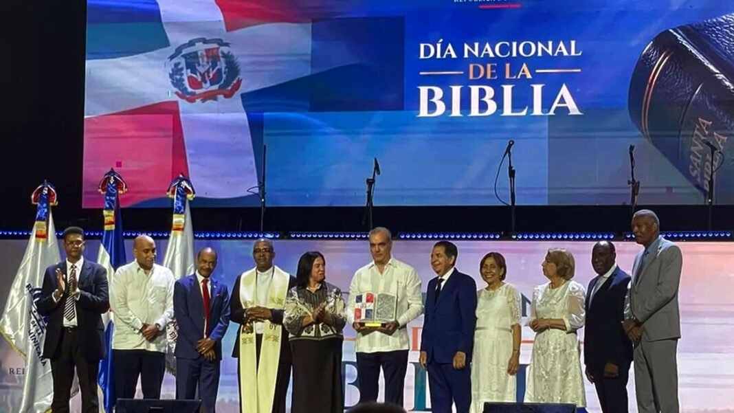 Presidente Luis Abinader em evento de celebração do Dia Nacional da Bíblia