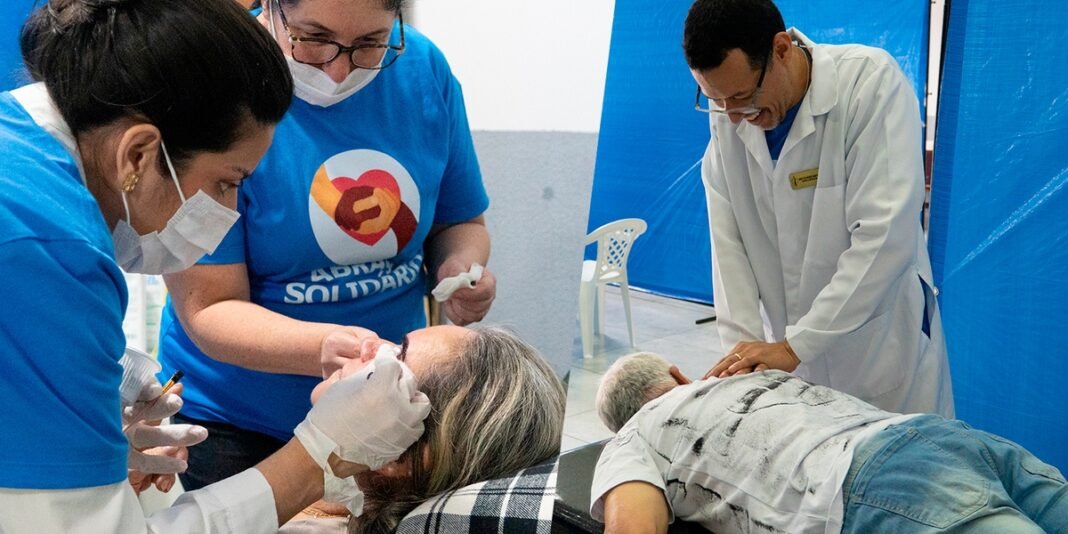 Voluntários e profissionais realizando atendimentos em evento social na igreja em Sorocaba