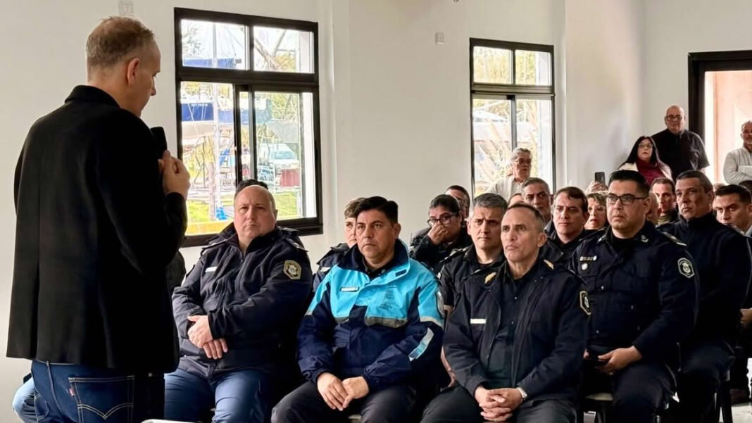 Cerimônia de reconhecimento espiritual para policiais em Berisso, Argentina.