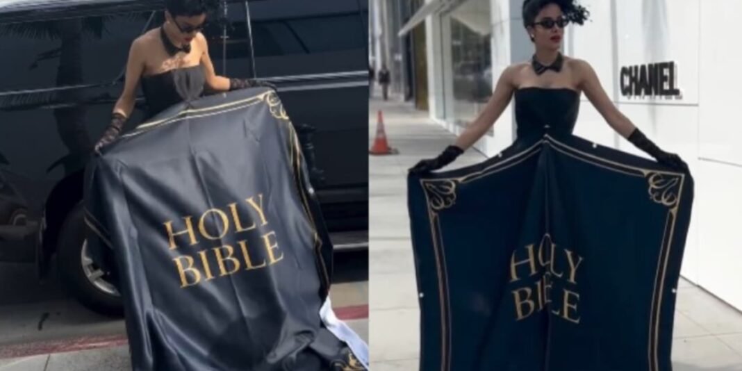 A atriz Massiel Taveras posando com vestido inspirado na Bíblia