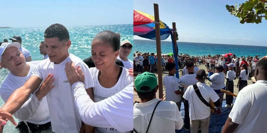 Centenas de pessoas participando de batismo em praia de Cuba