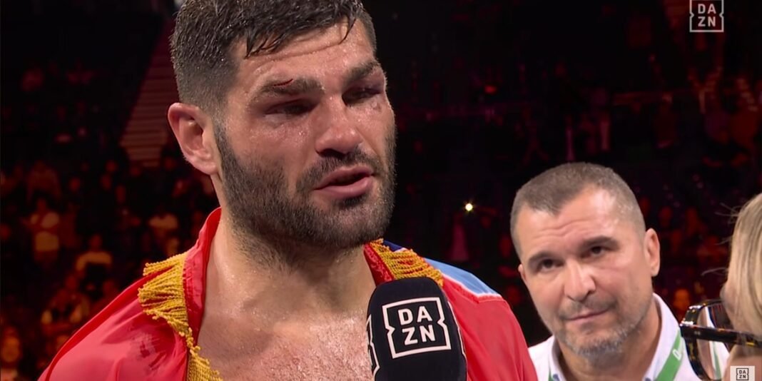 Filip Hrgović comemorando vitória no boxe e exaltando sua fé