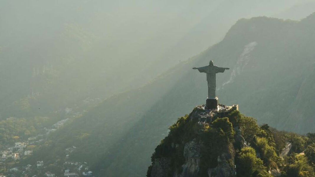Grupo diversificado de brasileiros em ambiente urbano, representando a população brasileira em um censo.