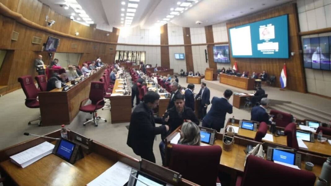 Sessão legislativa no Congresso do Paraguai durante votação de projeto de lei.