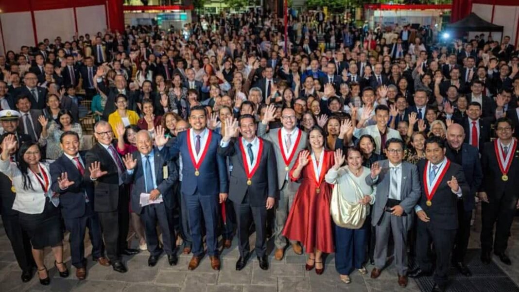 Cerimônia de 204º aniversário do Congresso do Peru na Plaza Simón Bolívar