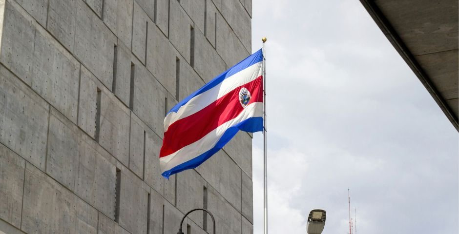 Documentos legislativos em uma mesa parlamentar na Costa Rica