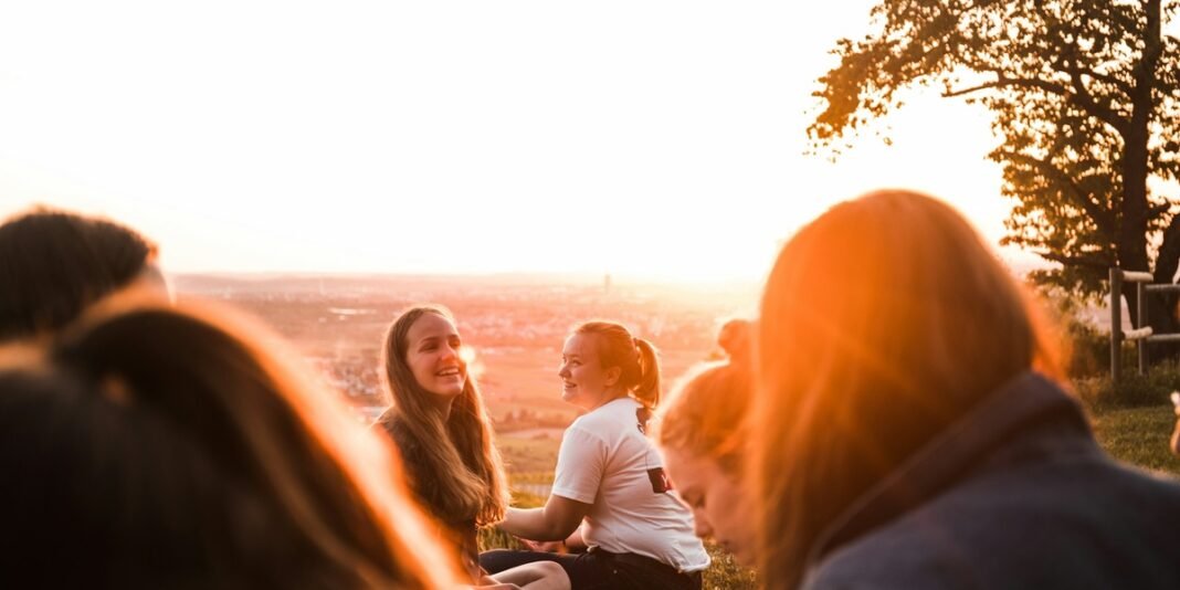 Duas pessoas mantendo uma conversa profunda e empática em um ambiente sereno.