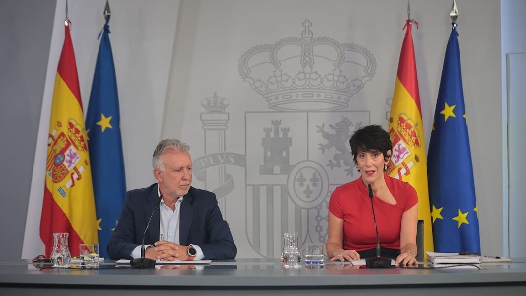 Ministros do governo espanhol durante conferência de imprensa
