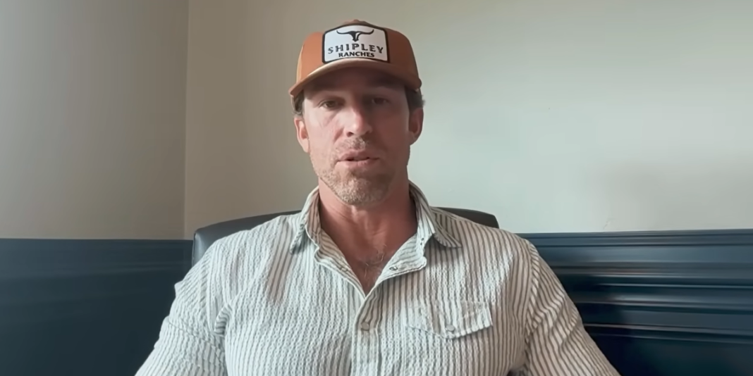 Jordan Shipley em evento, compartilhando sua história de sobrevivência