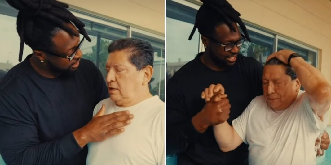 Gerald McCoy batizando detento em unidade prisional
