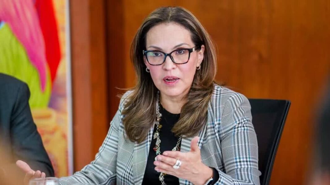 Ex-ministra Viviane Morales em registro profissional