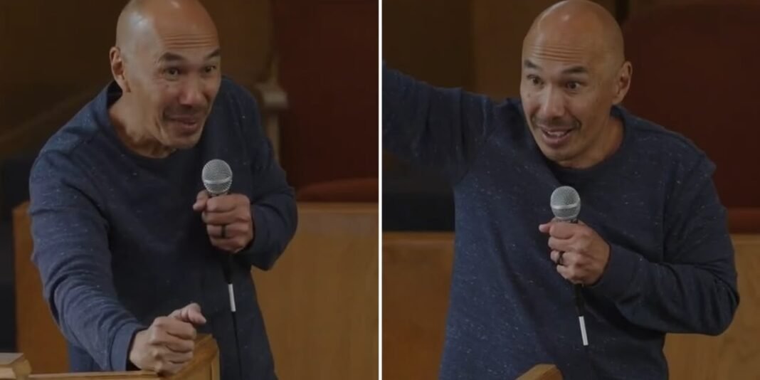 Pastor Francis Chan pregando em um púlpito