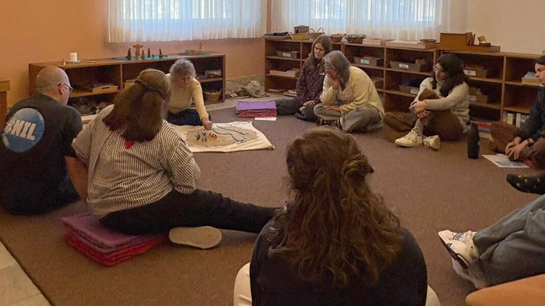 Participantes em um encontro de formação do método Godly Play em Montevideo