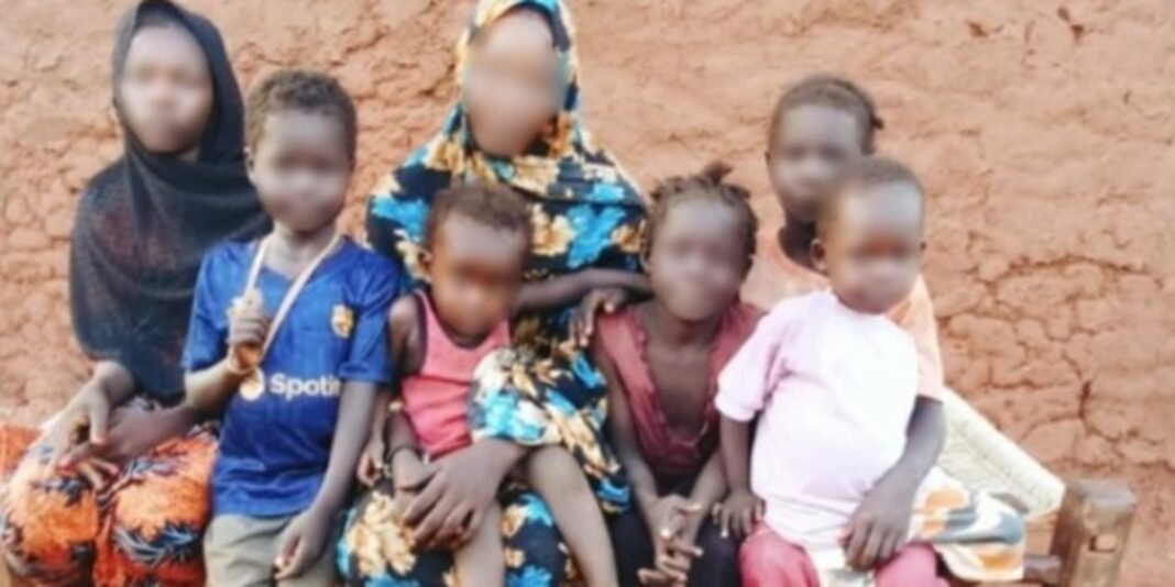 Cenário de um campo de refugiados no Sudão do Sul ao entardecer