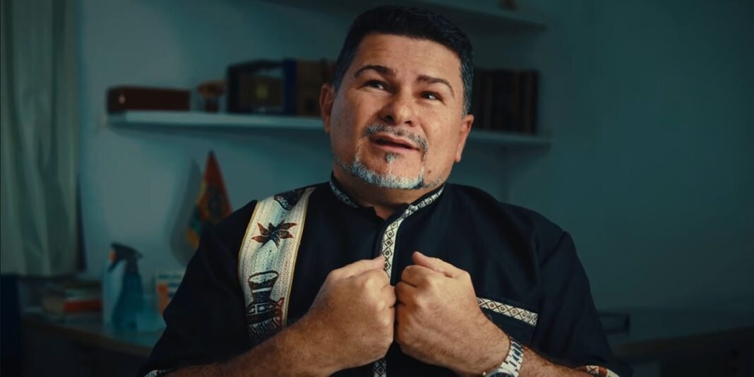 O pastor Wellington Lopes em ambiente de igreja