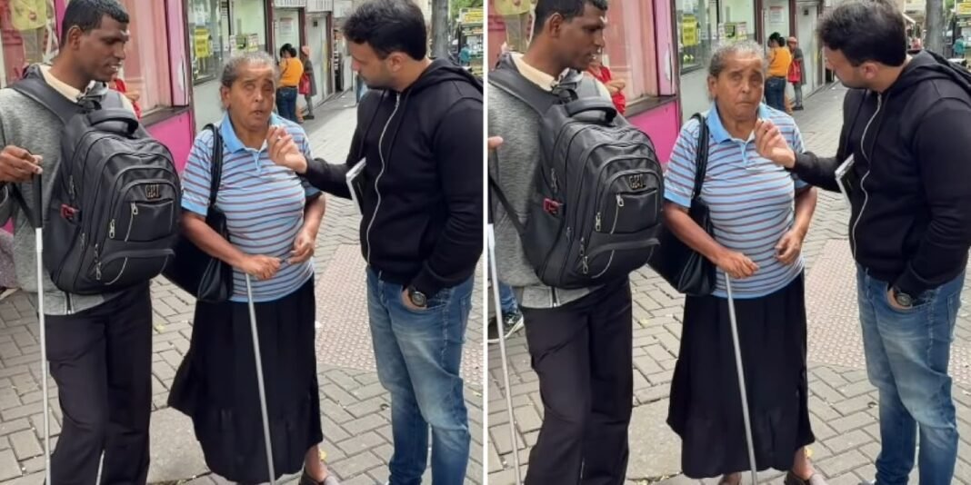 Idosa sorridente durante conversa sobre fé e espiritualidade