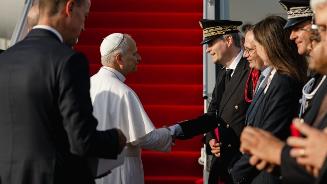 Fiéis reunidos durante evento religioso com o Papa Leo XIV na França